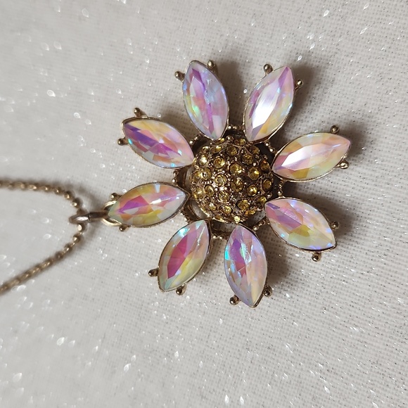 Betsey Johnson Daisy Pendant - Picture 5 of 6